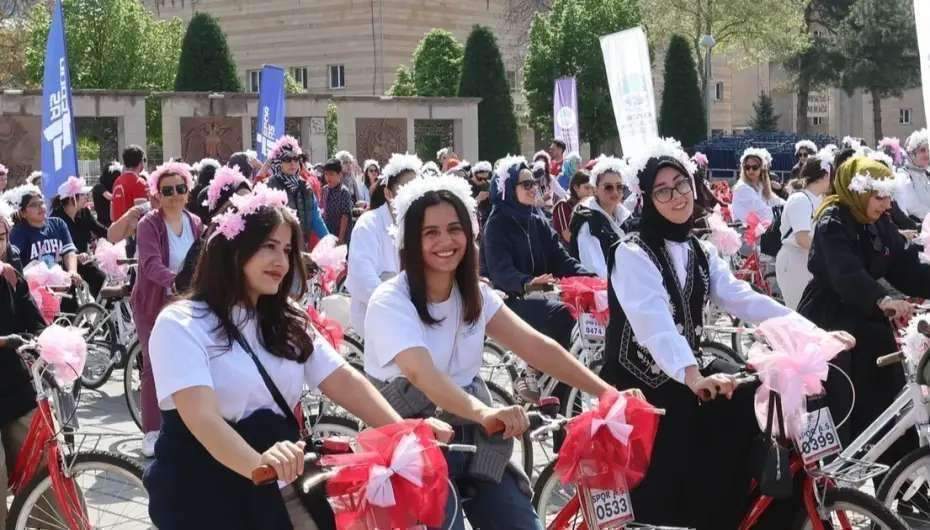 Kayseri'de 'çiçek' annelerden bisiklet turu