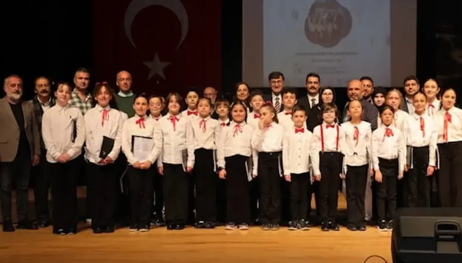 Kütahya'da minik seslerden türkü şöleni