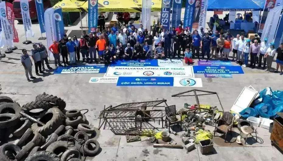 Antalya'da denizden çöp konteynırı çıktı