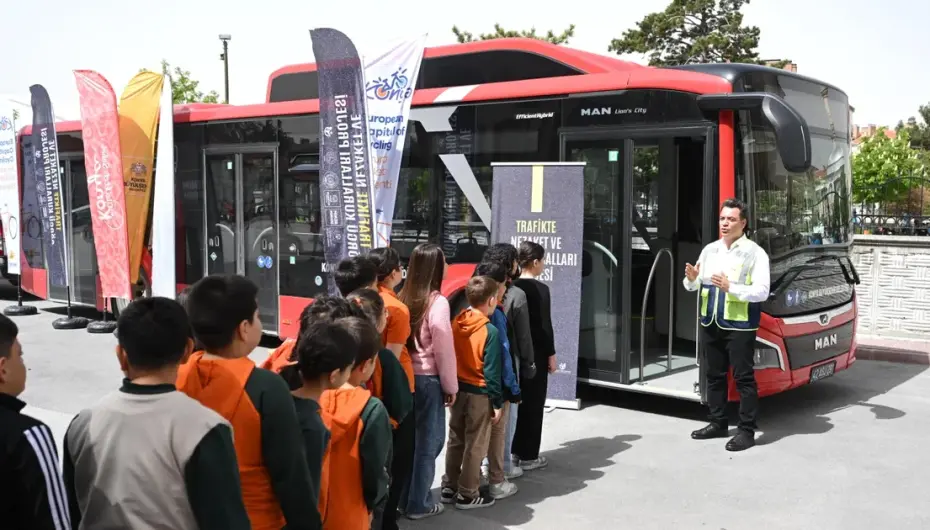 Konya’daki öğrenciler “Nezaket Otobüsü” ile öğreniyor