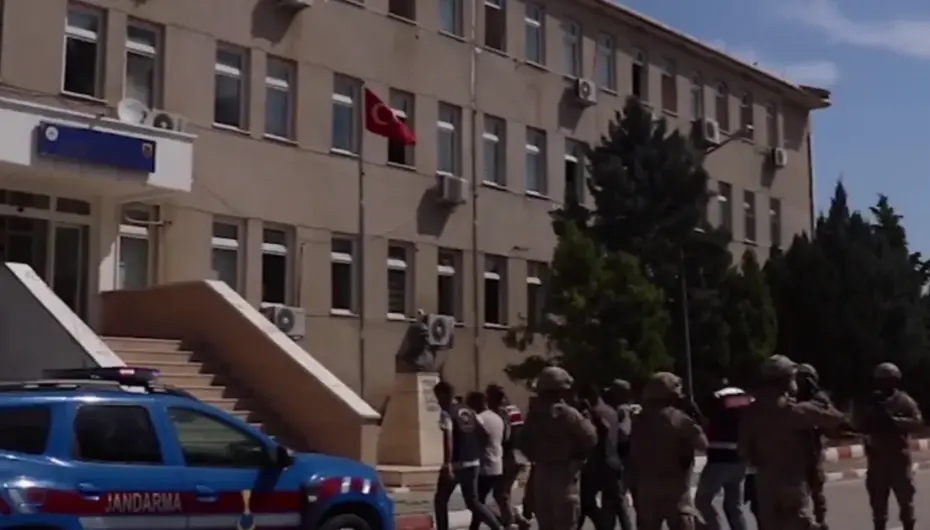 FETÖ'ye 33 ilde 43 tutuklama!