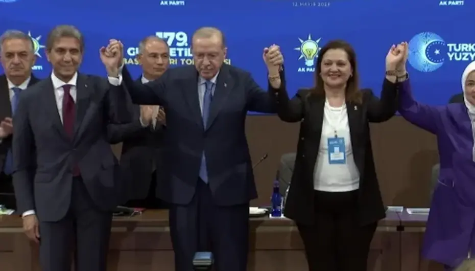 CHP'li iki belediyeden AK Parti'ye katılım... Rozetlerini Erdoğan taktı