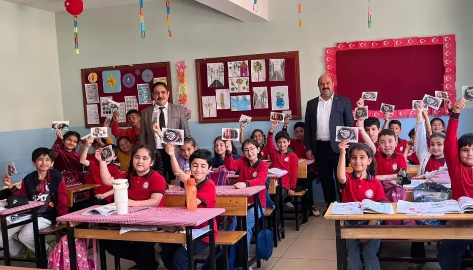 Mardin Yeşilli PTT İlçe Müdürü Serdar Avuka’dan öğrencilere bayram sevinci