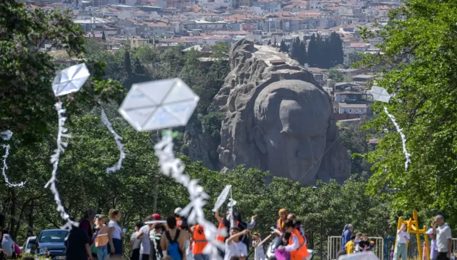 İzmir Kadifekale semaları renklendi