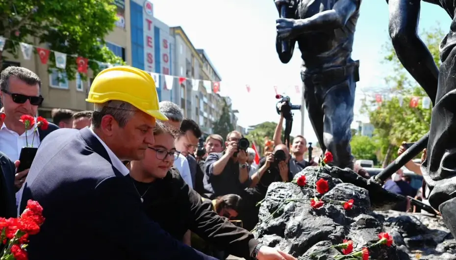 Manisa Soma’da 301 madenci karanfillerle anıldı