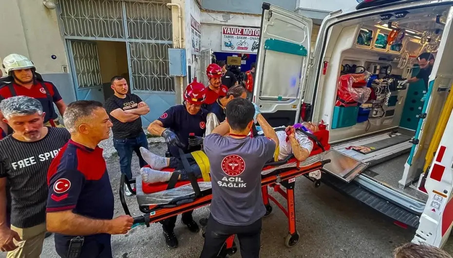 İzmir'de apartman boşluğuna düşen vatandaşı itfaiye kurtardı