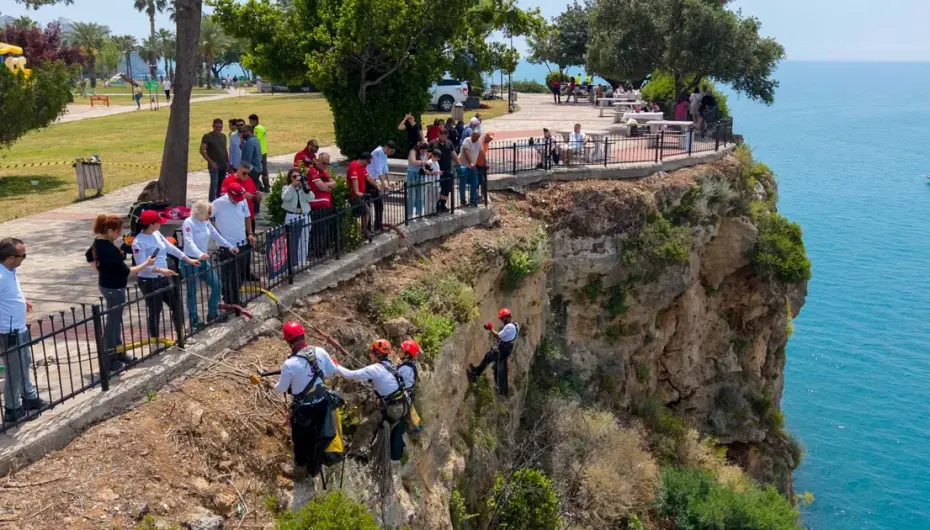 Antalya'da falezlere nefes aldıran temizlik