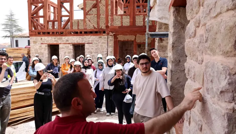 Konya'da mimarlık öğrencilerinden Arasta incelemesi