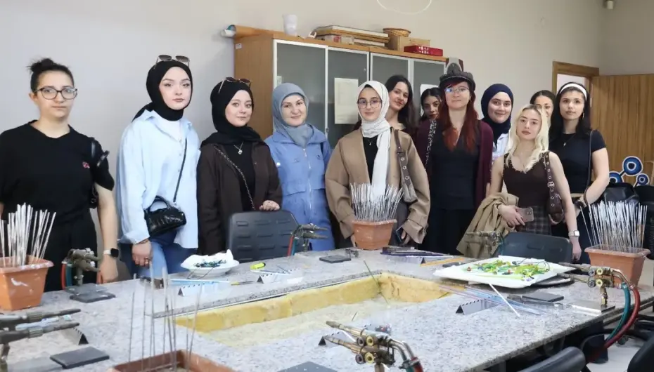 Kocaeli’de üniversiteliler Beyaz Kalpler’de ders işledi