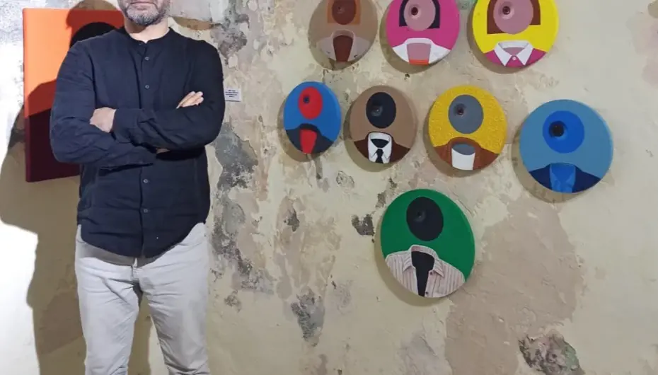 Metin Özgör'ün “Ne Yerde Ne Gökte” Sergisi Mardin'de açıldı