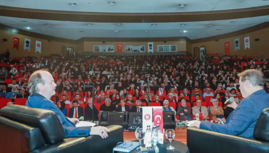 Ankara Keçiören'de Ahmet Özhan konser ve söyleşisine yoğun ilgi