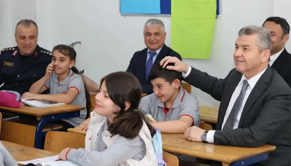 Artvin Valisi Ergün’den okul ziyaretleri