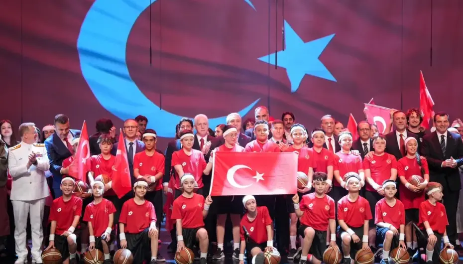 İstanbul AKM kırmızı-beyaza büründü