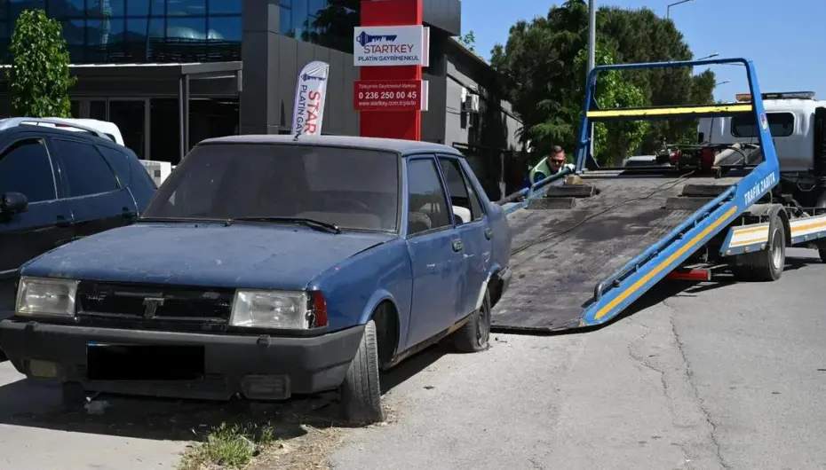 Manisa sokakları hurda araçlardan temizleniyor