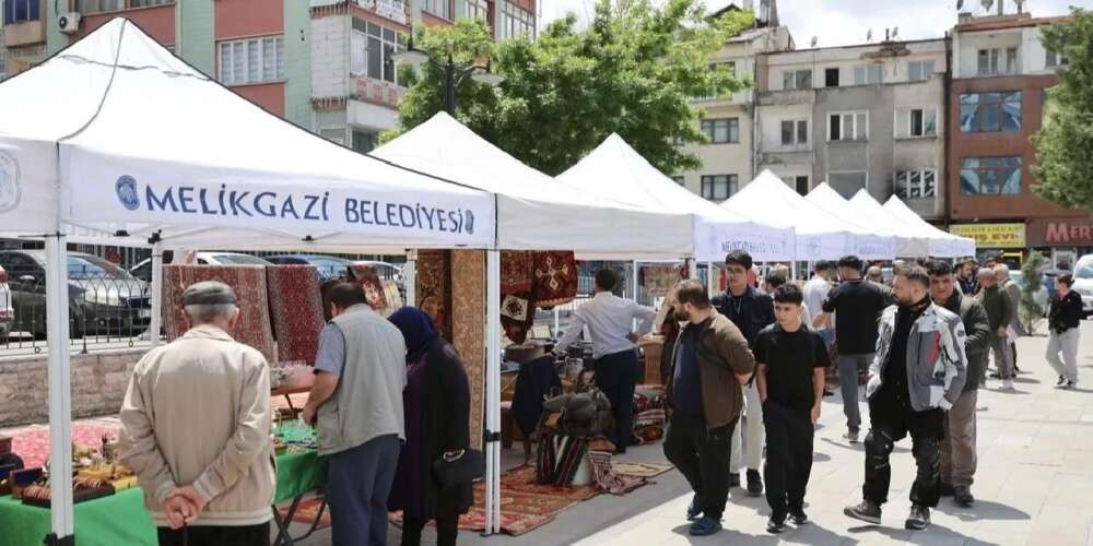 Kayseri Melikgazi Antika Pazarı'na büyük ilgi