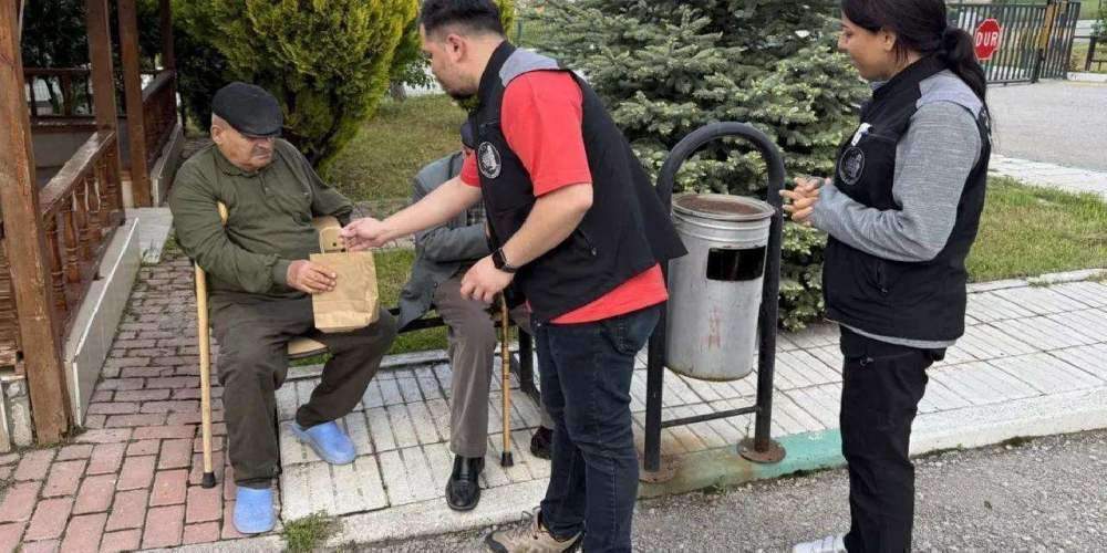 Çorum'da huzurevi sakinlerine bayram ziyareti