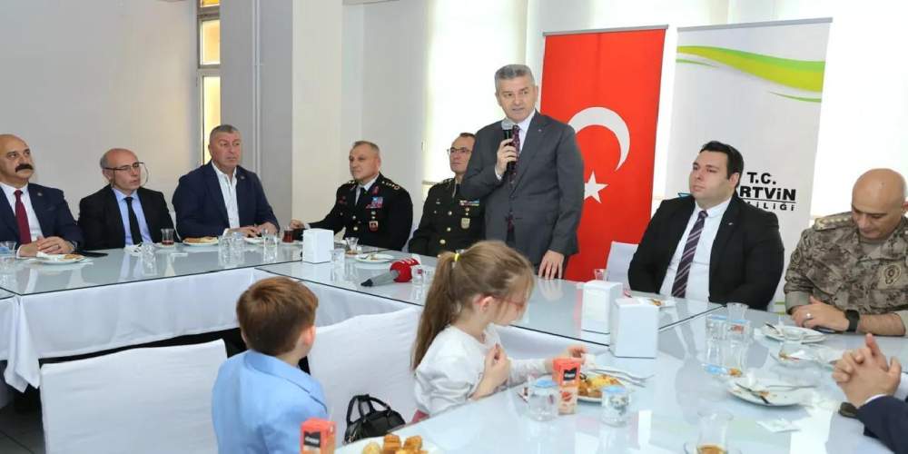 Artvin protokolü bayramlaştı