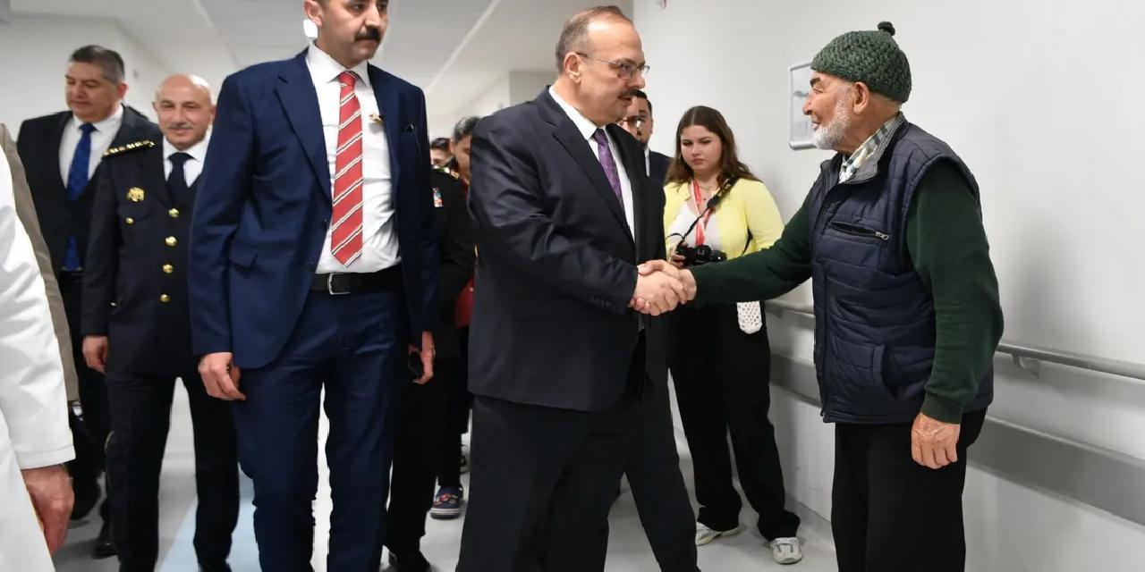Ankara'da Vali Canbolat’tan bayramda hastane ziyareti
