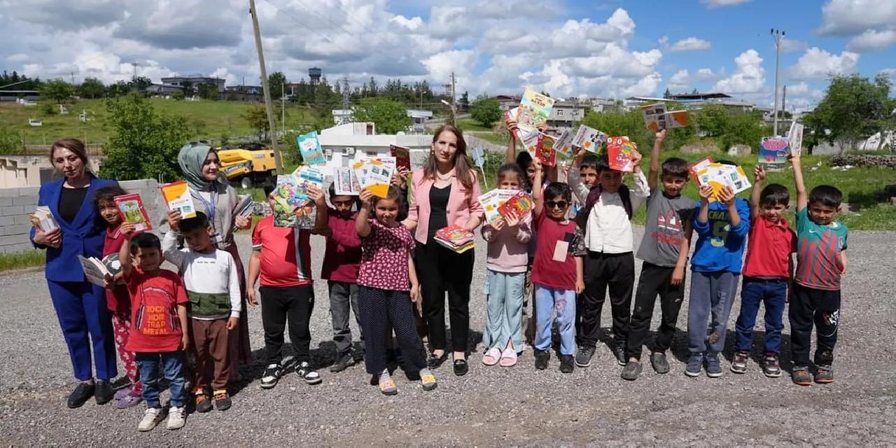 Diyarbakır'da ‘Masal Sandığı’ projesiyle kitaplar çocuklara ulaştırıldı