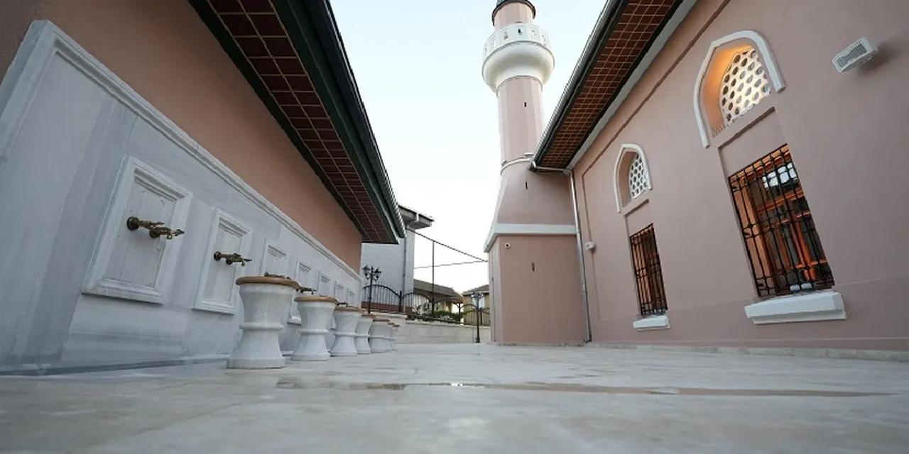 İstanbul'da 4 asırlık cami ibadete açıldı