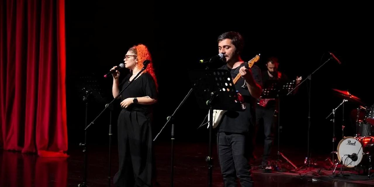 Mersin'de LGS'ye hazırlanan öğrenciler stresi konserle attı