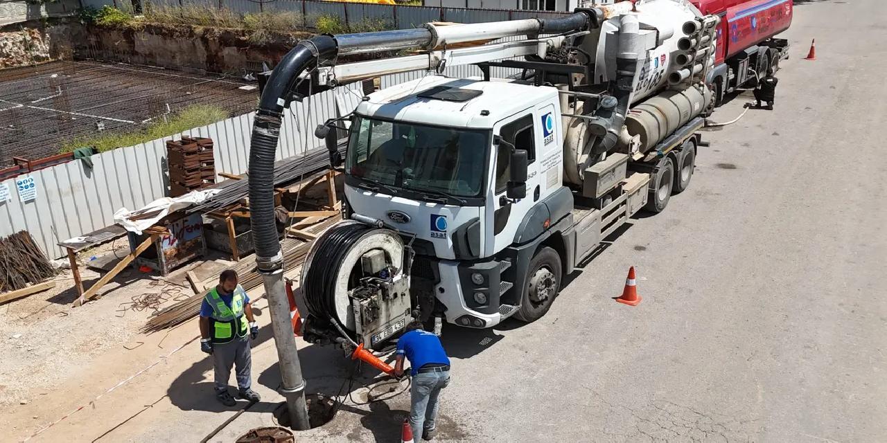 Antalya'da kanalizasyon hattı temizliği sürüyor