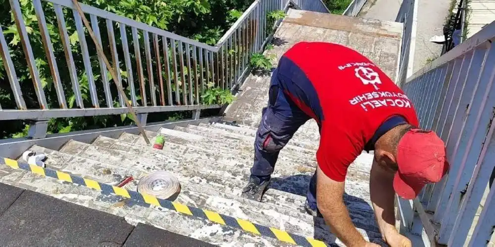 Kocaeli Büyükşehir'den üst geçitlere güvenli bakım