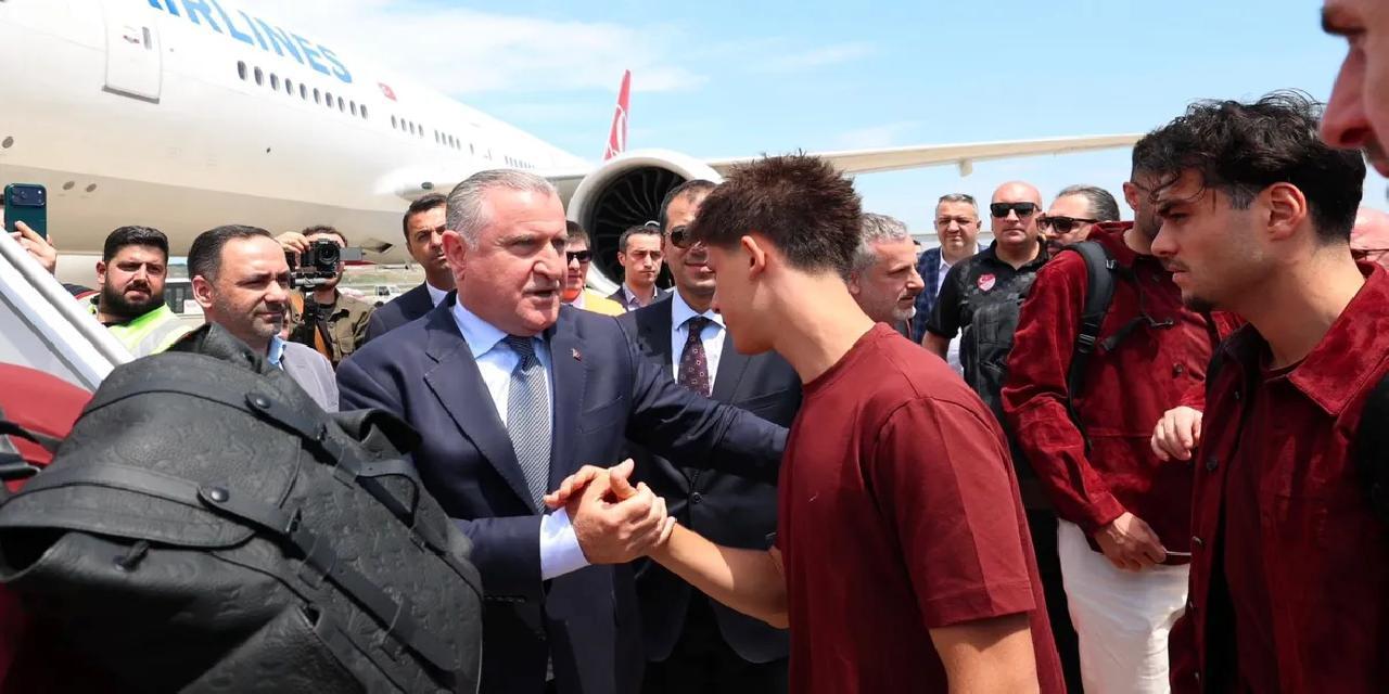 Bakan Bak millileri uğurladı