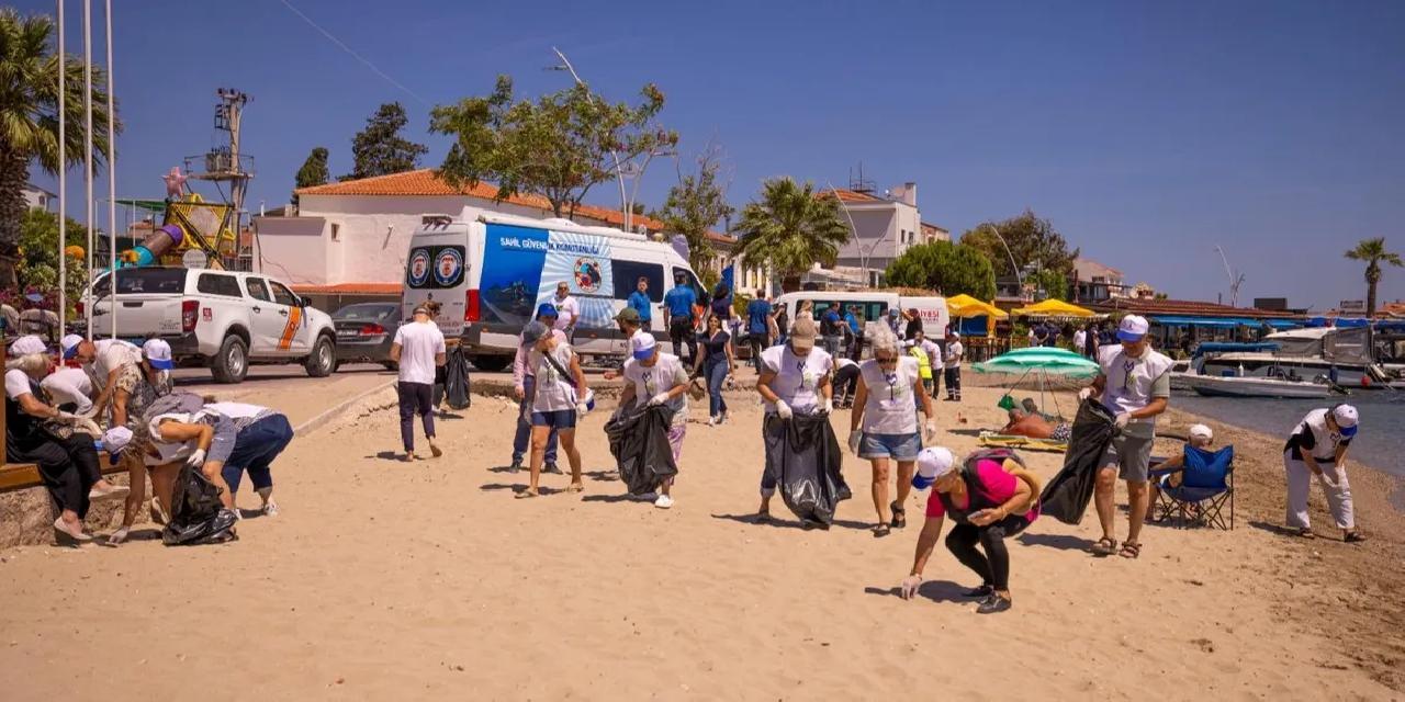 İzmir'de Kocakum Plajı'ndan 750 kilogram atık toplandı