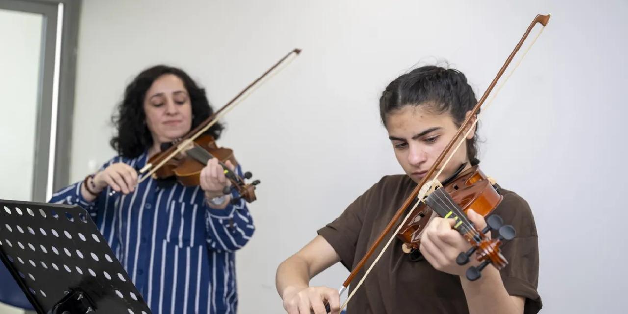 Mersin'de müzik kursları vatandaşların ruhuna dokunuyor