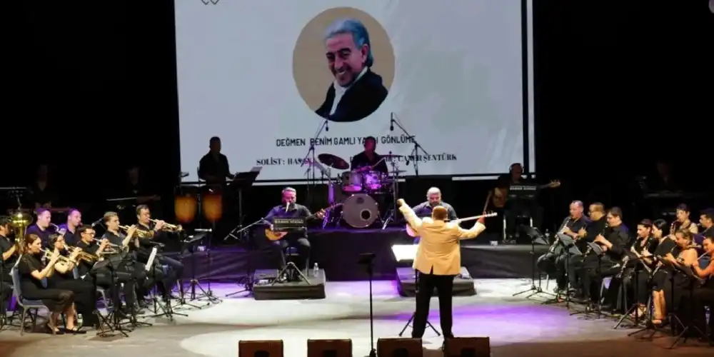Edip Akbayram ve Volkan Konak İzmir'de şarkılarla anıldı