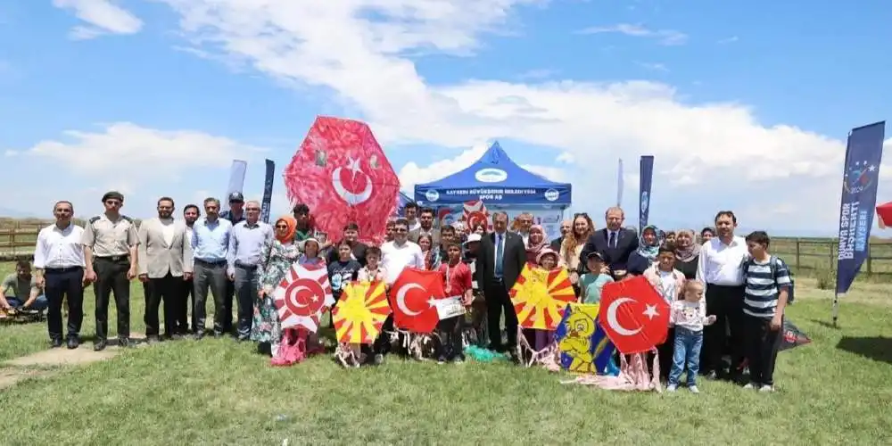 Kayseri Büyükşehir'den Sultan Sazlığı'nda uçurtma şenliği