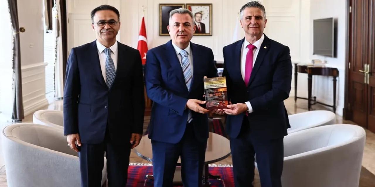 Vali Elban'a İzmir Eğitim Müfettişleri'nden 'Disiplin Soruşturması' kitabı