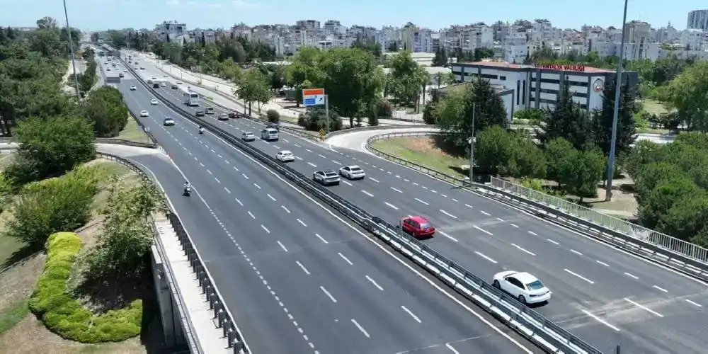 Antalya’da kavşak girişi üç şeride çıkarılarak genişletildi