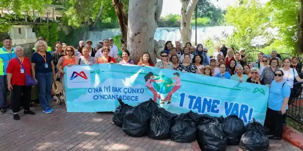 Mersin'de vatandaşlar çevre temizliği yaptı
