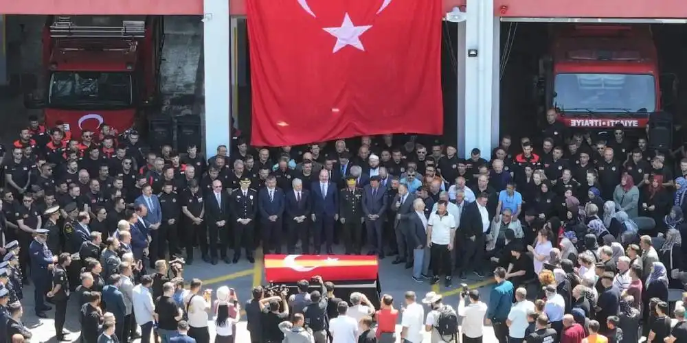 Şehit itfaiye eri Mehmet Tekeli son yolculuğuna uğurlandı