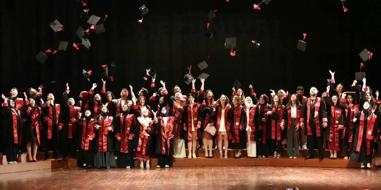 Artvin Çoruh Üniversitesi'nde mezuniyet coşkusunu yaşandı