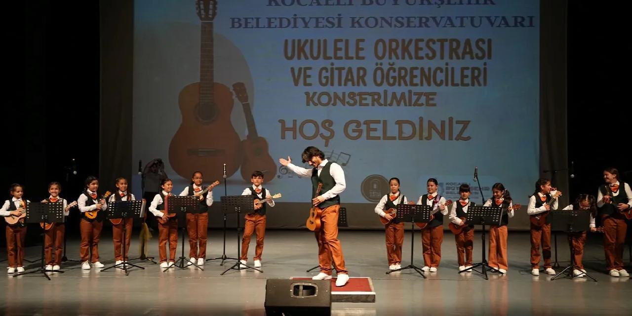 Kocaeli'de konservatuvar öğrencileri hem çaldı hem oynadı