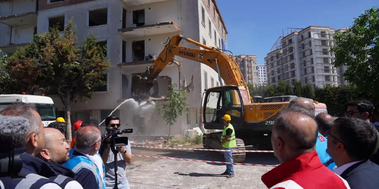 İstanbul Beylikdüzü’nde riskli site yıkıldı! İBB'den 'dönüşüm' mesajı