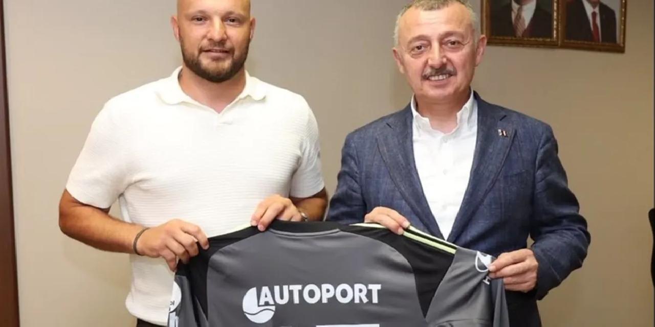 Kocaelispor'un kaptanı formasını Başkan Büyükakın’a hediye etti
