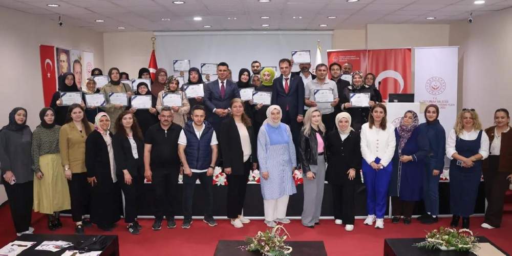 Erzurum’da “Benim Köklü Ailem” projesinde sertifika sevinci