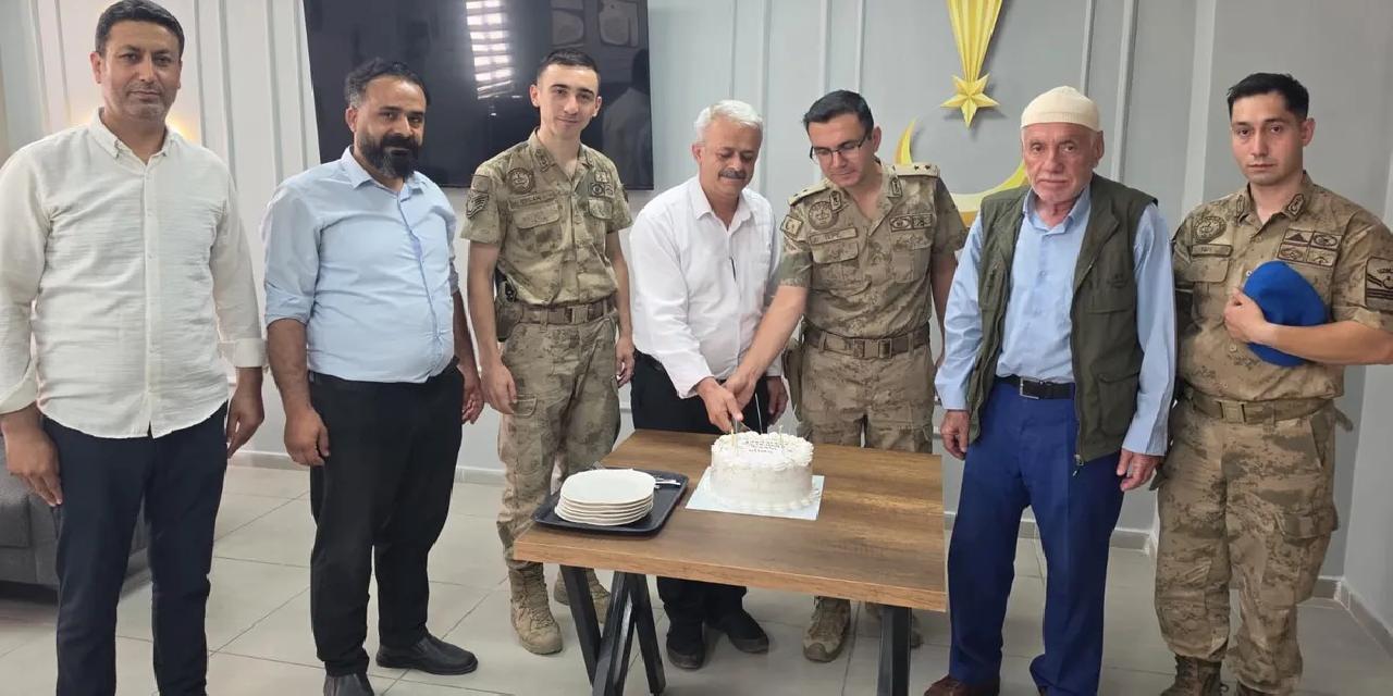 Batman Sason'da şehit ailelerinden Jandarma'ya anlamlı ziyaret
