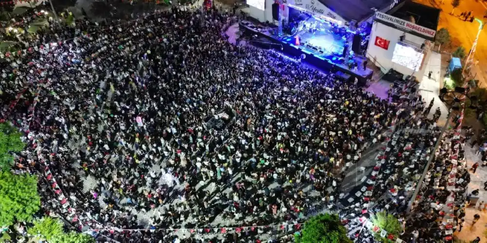 Mardin'de tarihi rekor: Kiraz Festivali’nin kapanışında 65 bin kişi Funda Arar ile coştu!