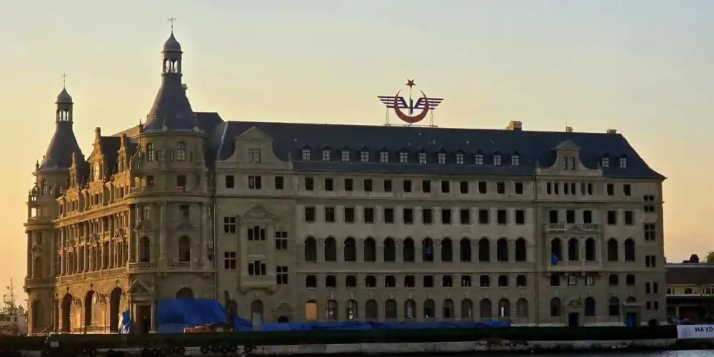 Haydarpaşa Garı'nda restorasyonda iskeleler kaldırıldı