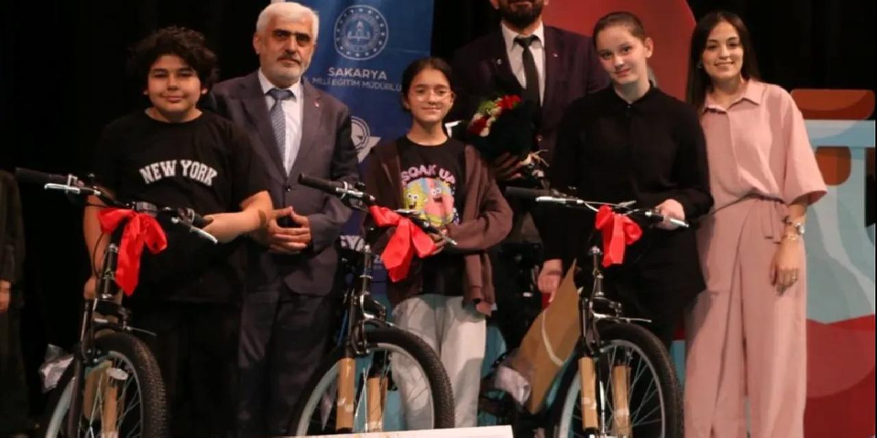 Sakarya'da bilim çocukları ödüllerine kavuştu