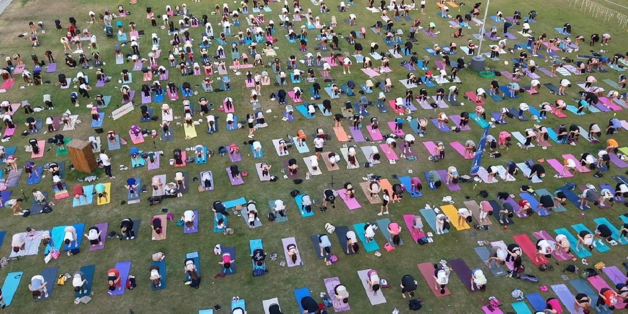 İzmir'de matlar çimlere serildi Kültürpark'ta yoga rüzgârı esti