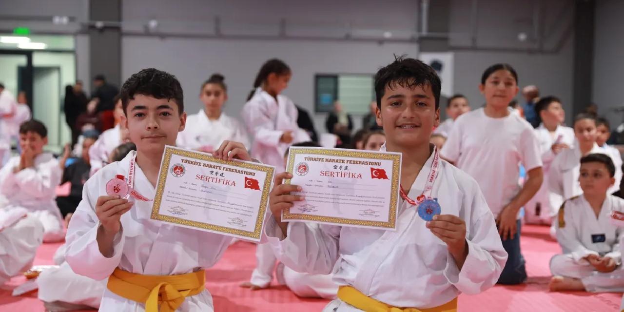 Ankara Keçiören’in sporcuları Karate Kuşak Sınavında ter döktü