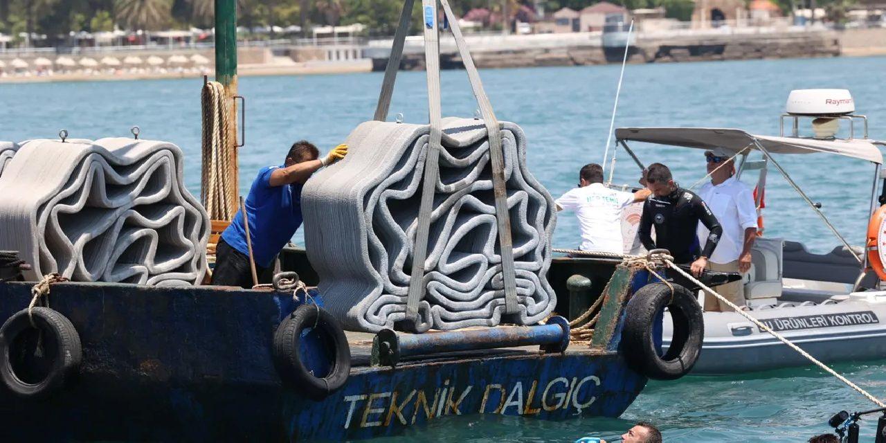 Antalya’da yapay resifler denizle buluştu