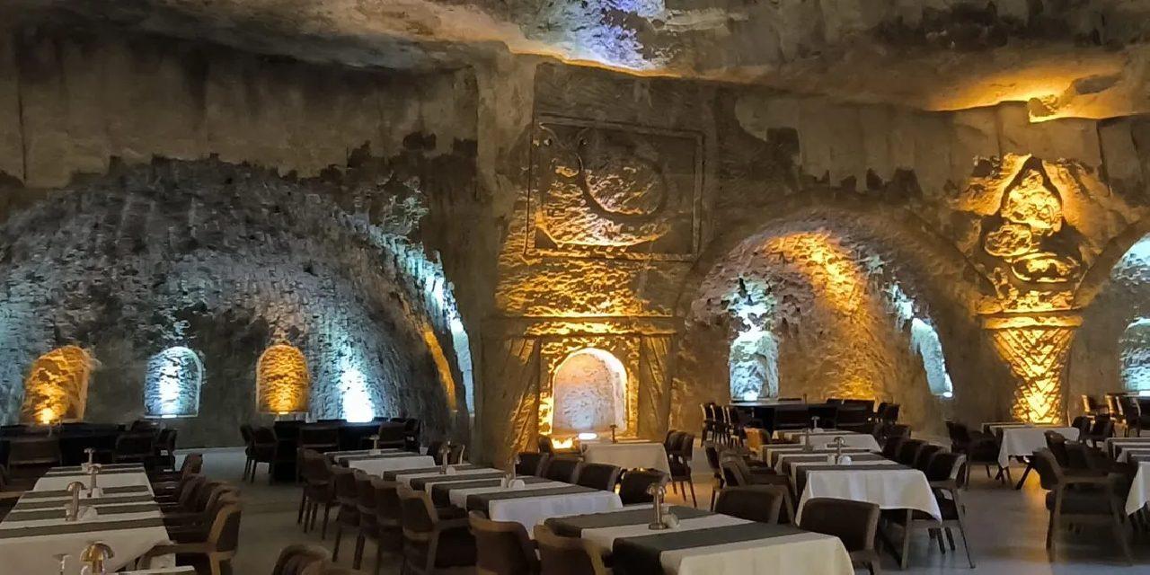 Mardin'de 15 yıllık emek: Kayaları oyup 400 kişilik dev mağara restaurant açtı!