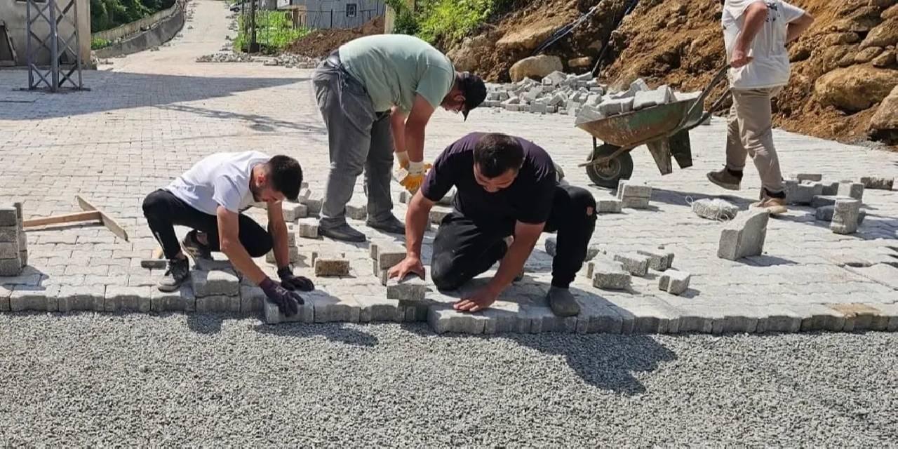 Artvin’de köy mahalle yollarına kilitli parke taşı